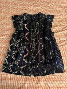 Anthropologie PILCRO Women's black/ Patterned V neck Ruffle Button-Front Top